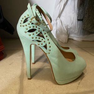 Beautiful 6” Teal heels